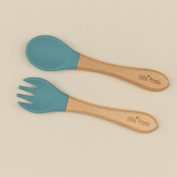 Set LinguritaFurculita din Silicon cu Maner din Lemn Island Sea Set LinguritaFurculita din Silicon cu Maner din Lemn Island Sea, 1 buc, Little Prints