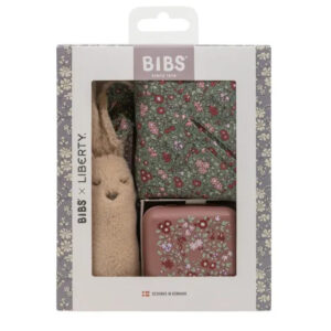 BIBS X LIBERTY Bundle Set Cutie cadou cu Bavetica, Cutie de Suzeta, Clip Suzeta,Jucarie Multisenzoriala
