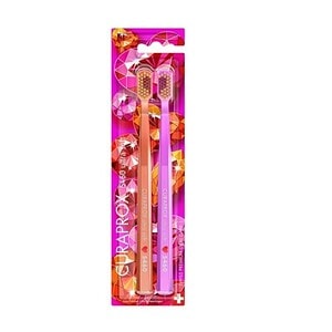 Periuțe de dinți CURAPROX Duo Love Edition 2024, pachet cu 2 bucăți pentru o igienă orală excelentă.