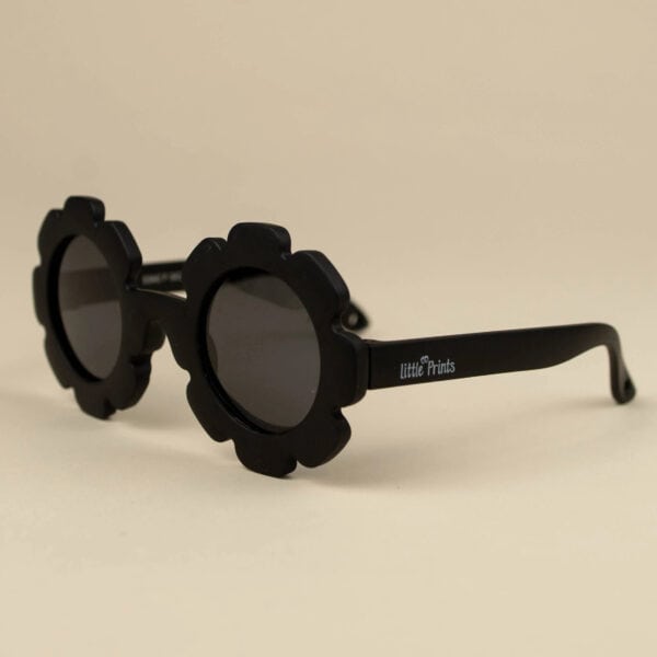 ochelari-soare-flexibili-bebelusi-cordon-fixare-3-18-luni-daisy-black-little-prints-o37088-farmacia-morpheus Ochelari Soare Flexibili Bebelusi, Cordon Fixare, 3-18 luni, Daisy Black, Little Prints