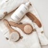 set-perie-de-par-bebelusi-rotunda-din-lemn-cu-par-natural-de-capra-little-prints-O32215-farmacia-morpheus Set Perie de Par Bebelusi Rotunda din Lemn cu Par Natural de Capra, Little Prints
