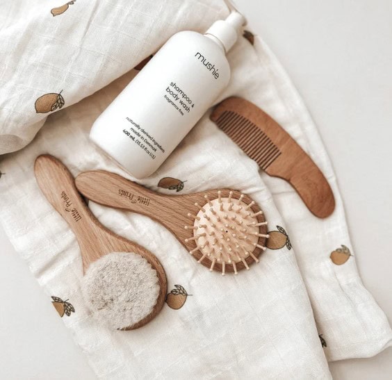 set-perie-de-par-bebelusi-rotunda-din-lemn-cu-par-natural-de-capra-little-prints-O32215-farmacia-morpheus Set Perie de Par Bebelusi Rotunda din Lemn cu Par Natural de Capra, Little Prints