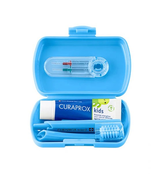 travel-set-kids-cu-periuta-pasta-si-periute-interdentare-albastru-curaprox-O41885-farmacia-morpheus Travel Set Kids cu Periuță, Pastă și Periuțe Interdentare, Albastru, Curaprox