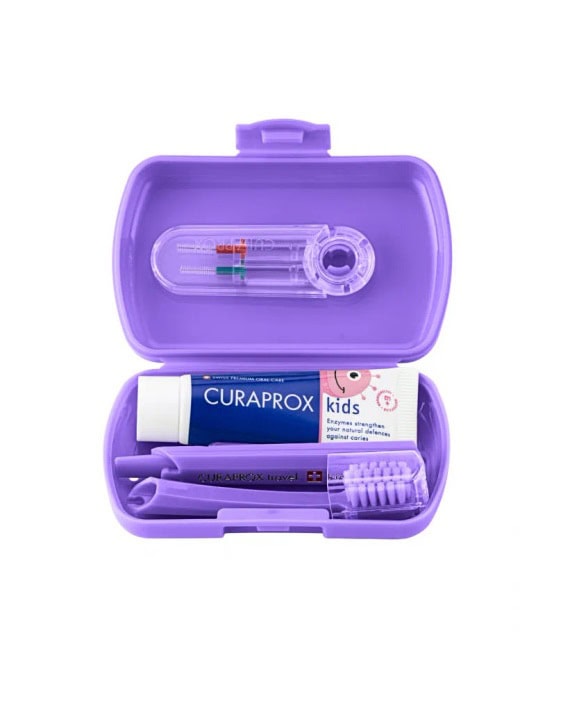 travel-set-kids-cu-periuta-pasta-si-periute-interdentare-mov-curaprox-O41882-farmacia-morpheus Travel Set Kids cu Periuță, Pastă și Periuțe Interdentare, Mov, Curaprox