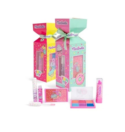 set-de-infrumusetare-yummy-candy-martinelia-O42263-farmacia-morpheus Jucărie de machiaj pentru copii, set cadou cu cosmetice false și accesorii colorate.