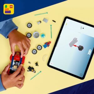 Copil asamblând Lego Marvel folosind o tabletă și piese Lego.