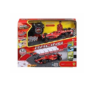 Pista construită pentru mașinuțe Ferrari, telecomandă și figurine, ideală pentru copii.