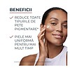 Femeie aplicând cremă pentru reducerea petelor pigmentare, soluție pentru piele uniformă și sănătoas.