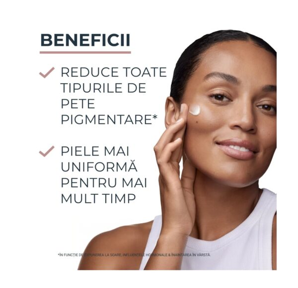 Femeie aplicând cremă pentru reducerea petelor pigmentare, soluție pentru piele uniformă și sănătoas.