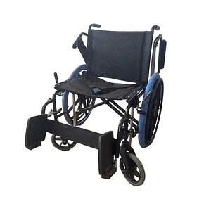 Scaun cu rotile pentru mobilitate Scaun cu rotile negru și albastru pentru persoanele cu dizabilități.