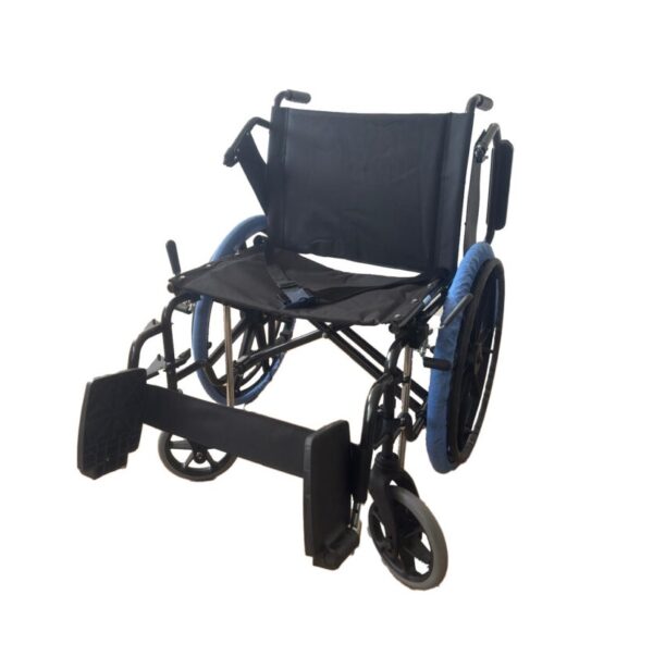 Scaun cu rotile pentru mobilitate Scaun cu rotile negru și albastru pentru persoanele cu dizabilități.