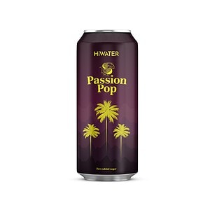 Bautură energizantă Passion Pop Hiwater Cană de băutură Passion Pop Hiwater cu palmieri galbeni pe fundal violet.