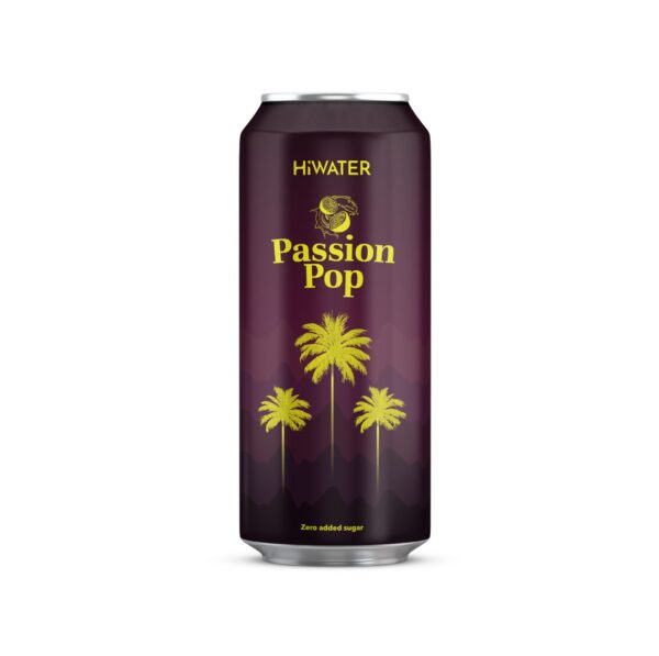 Bautură energizantă Passion Pop Hiwater Cană de băutură Passion Pop Hiwater cu palmieri galbeni pe fundal violet.