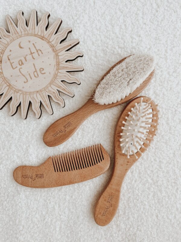 set-perie-de-par-bebelusi-din-lemn-cu-par-natural-de-capra-little-prints-O32228-farmacia-morpheus Set Perie de Par Bebelusi din Lemn cu Par Natural de Capra, Little Prints