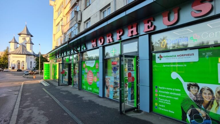Vedere exterioară a Farmaciei Morpheus cu semne verzi și logo.